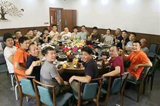 Ougan Celebrated Farewell of Mr.Shen Anping, a welder of Super Cell manufacture department